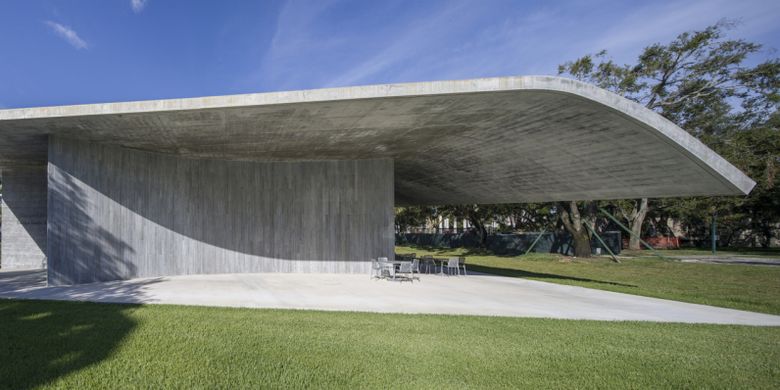 Bentuk atap beton yang melengkung juga menunjukkan elastisitas beton dalam bangunan
