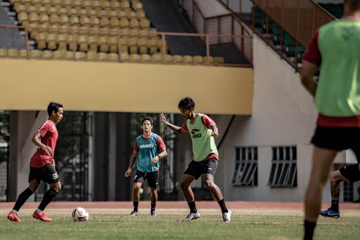Pemain PS Sleman berlatih di Stadion Wibawa Mukti, Cikarang, Kabupaten Bekasi, Jawa Barat, pada Jumat (11/6/2021).