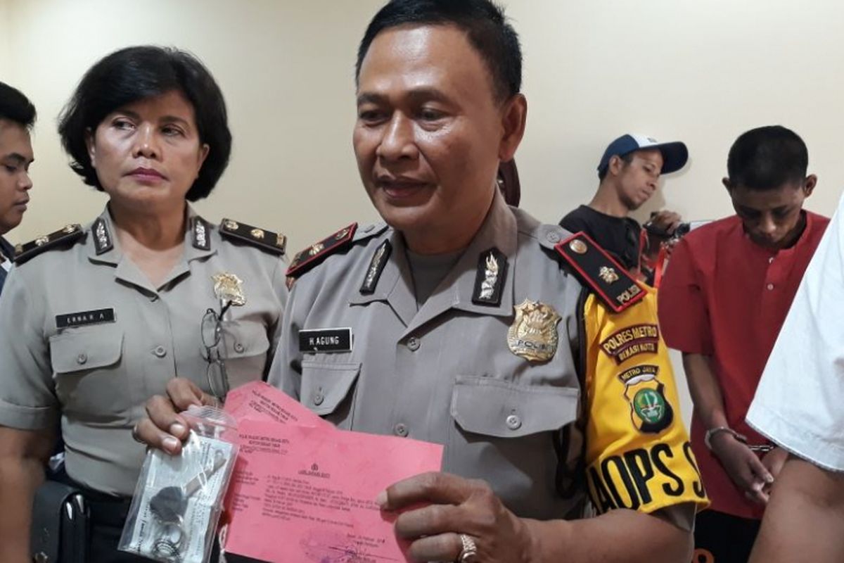 Kapolsek Bekasi Timur Kompol Agung Iswanto saat rilis kasus di Mapolsek Bekasi Timur Rabu (28/2/2018)