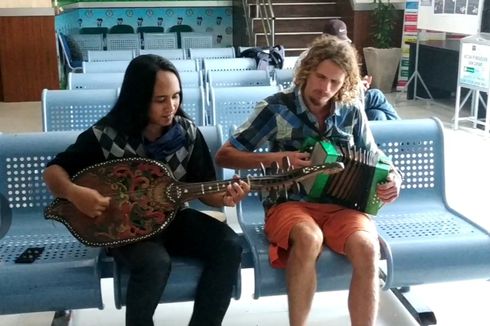 Bule Rusia yang Ngamen di Pasar Diajak Duet Musisi di Lombok, Ini Ungkapan Hatinya