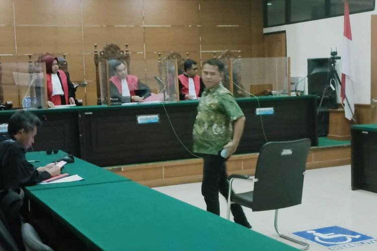 Kepala Badan Pengelola Keuangan Aset Daerah (BPKAD) Kabupaten Serang, Banten, Sarudin dituntut 4 tahun penjara saat sidang di Pengadilan Tipikor Serang. Selasa (24/10/2023).