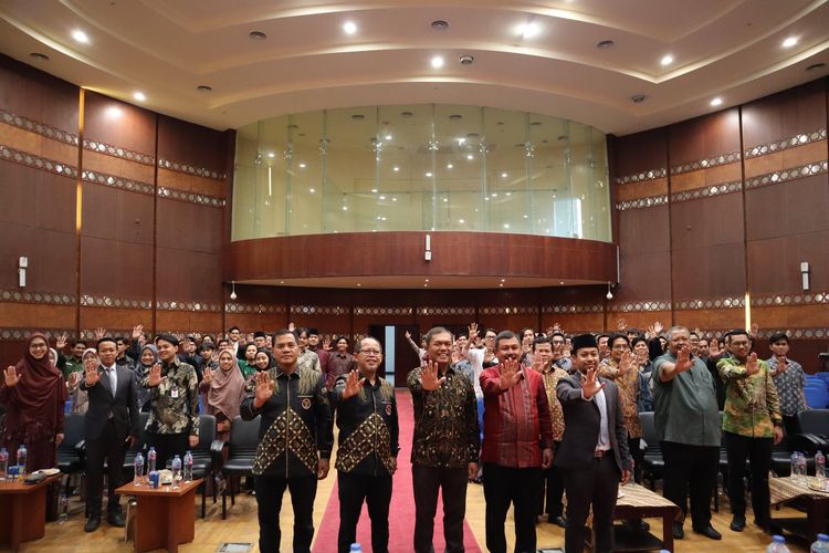 Direktur Deradikalisasi Brigjen Pol Akhmad Nurwakhid, Inspektur Badan Nasional Penanggulangan Terorisme (BNPT) Catur Iman Pratignyo, Wakil Duta Besar Indonesia untuk Mesir di Kairo Zaim A Nasution, Direktur Perangkat Hukum Internasional (PHI) Imam Subekti berfoto bersama para WNI di Kairo dalam acara Talkshow bertajuk ?Diseminasi Perlindungan WNI di Luar Negeri dari Tindak Pidana Terorisme? di Auditorium Markaz Syekh Zayed, Kairo, Mesir, Sabtu (2/11/2024). 
