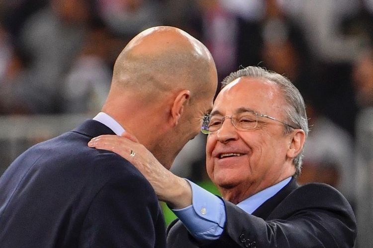 Pelatih Real Madrid, Zinedine Zidane diberi selamat oleh Presiden Real Madrid Florentino Perez setelah memenangkan final Piala Super Spanyol antara Real Madrid dan Atletico Madrid pada 12 Januari 2020, di King Abdullah Sports City 