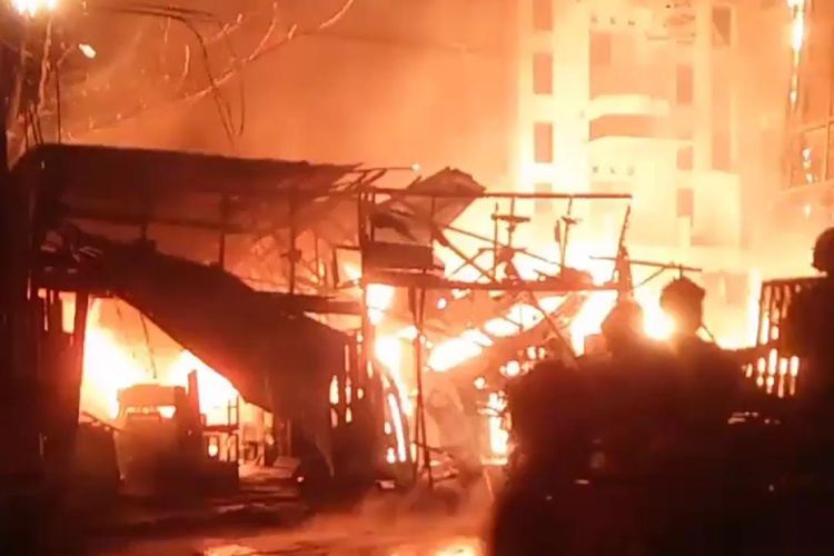 Kebakaran yang menghanguskan tiga toko meubel dan kios ponsel di Jalan Pahlawan, Banjarmasin, Kalsel, pada Senin (12/9/2022) malam. 
