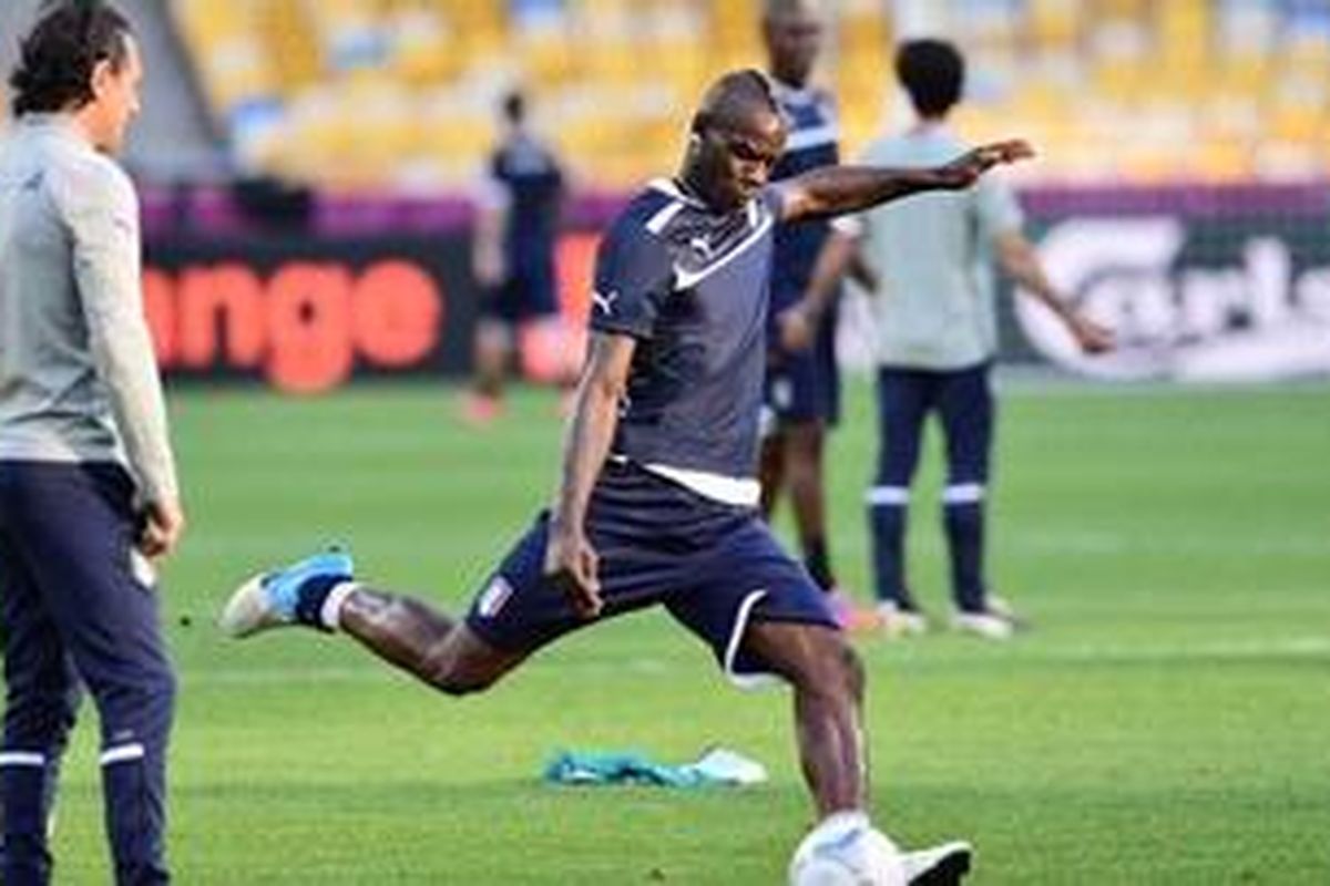 Pelatih Italia, Cesare Prandelli (kiri), menyaksikan Mario Balotelli melakukan tendangan dalam sesi latihan.