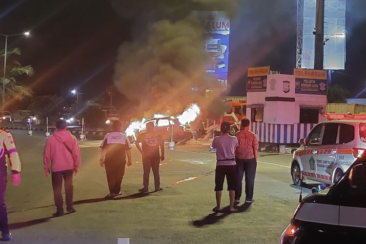 Sebuah mobil listrik Mitsubhisi Outlander terbakar di bundaran Aloha, Waru, Sidoarjo, Jawa Timur, Selasa (22/7/2025)