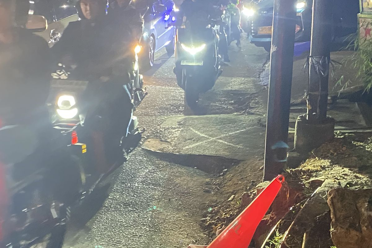 Jalan rusak yang ditandai Ijoel di Jalan TB Simatupang, Cilandak, Jakarta Selatan sebelum diperbaiki, Jumat (11/7/2025).