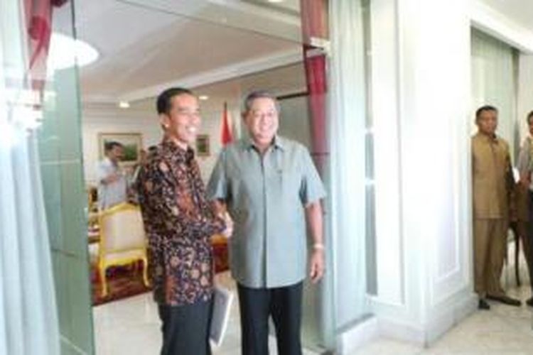 Gubernur DKI Jakarta Joko Widodo (kiri) menemui Presiden RI Susilo Bambang Yudhoyono di Istana Negara, Selasa (13/5/2014), untuk mengajukan izin menjadi calon presiden pada Pemilu Presiden 2014.