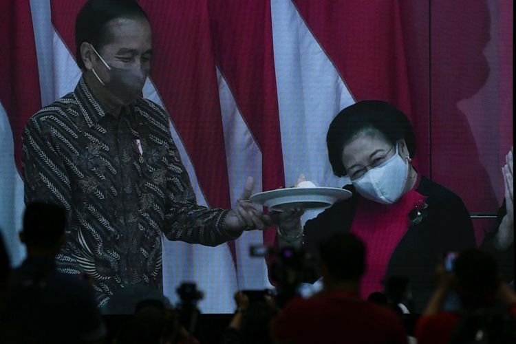 Presiden Republik Indonesia Joko Widodo mendapat kejutan berupa tumpeng ulang tahun ke-61 saat Rakernas PDI Perjuangan di Sekolah Partai, Lenteng Agung, Jakarta Selatan, Selasa (21/6/2022). Partai Demokrasi Indonesia Perjuangan (PDI-P) menggelar Rapat Kerja Nasional (Rakernas) mulai hari ini hingga Kamis (23/6/2022).