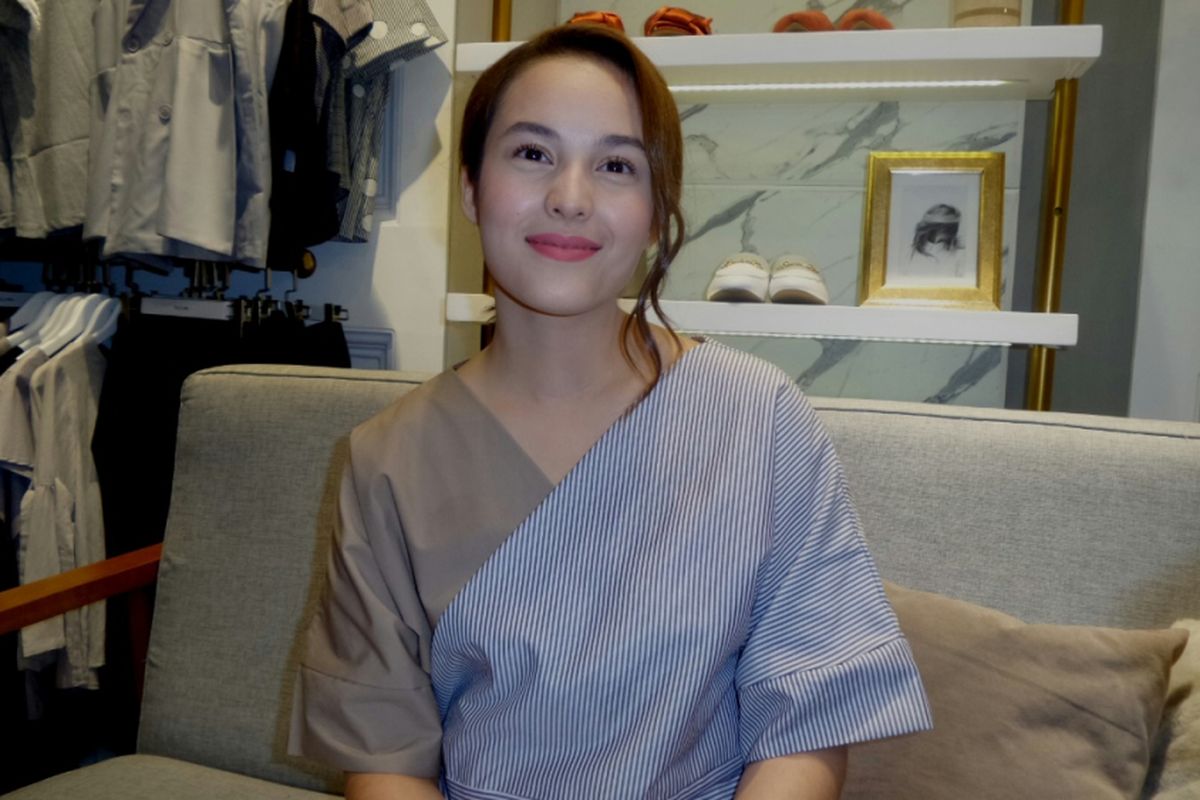 Chelsea Islan berpose di sela peluncuran This is April di Mal Taman Anggrek, Jakarta Barat, Kamis (19/10/2017).