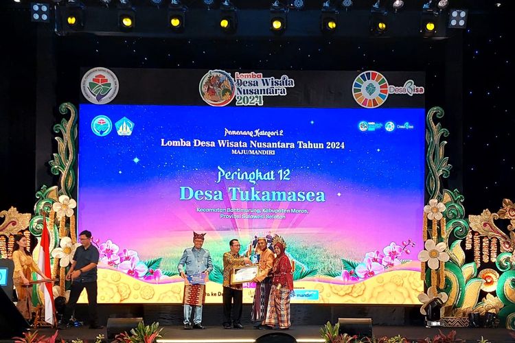 Tiga desa di Sulawesi Selatan (Sulsel) meraih prestasi gemilang dalam Lomba Desa Wisata Nusantara (LDWN), Penggerak Swadaya Masyarakat, dan Tenaga Pendamping Profesional 2024. Lomba tersebut digelar Kementerian Desa, Pembangunan Daerah Tertinggal, dan Transmigrasi (Kemendesa PDTT) di Renaissance Resort Nusa Dua, Bali, Sabtu (28/9/2024).

