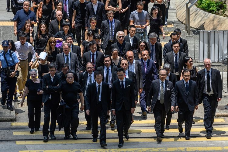 Pengacara dan anggota sektor hukum komite pemilihan Hong Kong mengadakan aksi pawai diam dan berjalan dari pengadilan tertinggi kota menuju ke kantor menteri kehakiman, sebagai bentuk mendukung protes anti-pemerintaj, pada Rabu (7/8/2019).
