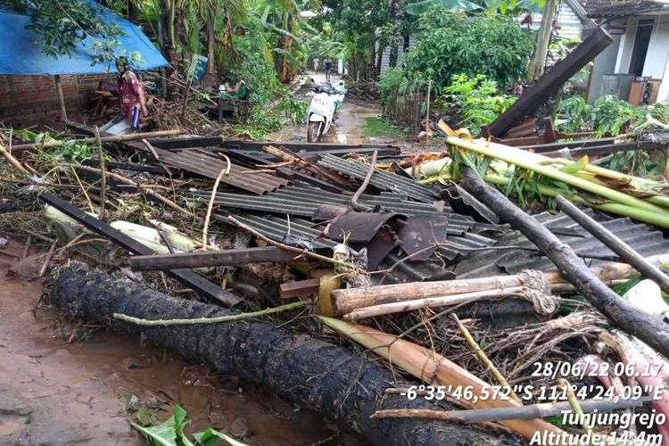 Sebanyak 26 rumah warga di Desa Tunjungrejo, Kecamatan Margoyoso, Kabupaten Pati, Jawa Tengah rusak diterjang banjir bandang, Senin (27/6/2022) malam.