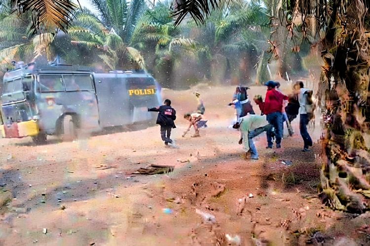 Mobil Water Cannon Polisi Dilempari Massa Saat Hendak Padamkan Karhutla di Mesuji Lampung