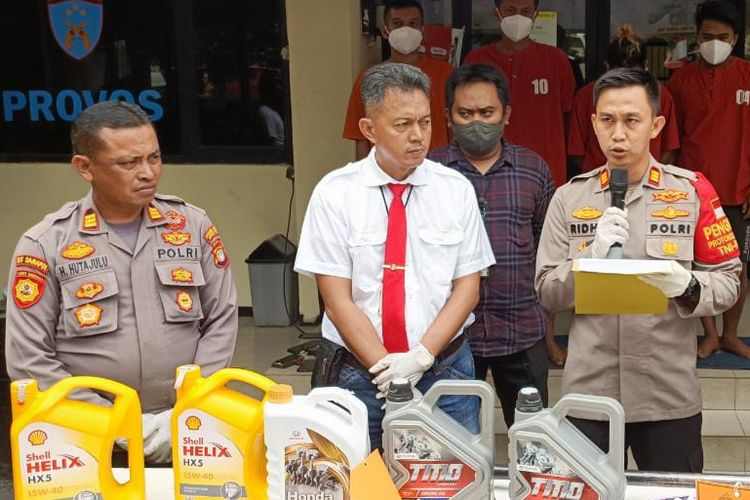 Kapolsek Bekasi Timur AKP Ridha Poetera Aditya (kedua dari kanan) saat menggelar konfrensi pers terkait peredaran oli palsu di Mapolsek Bekasi Timur, Senin (29/8/2022). Dalam konfrensi pers tersebut, empat orang tersangka turut dihadirkan karena diduga kuat mengedarkan oli palsu ke dalam kemasan berbagai merek. 