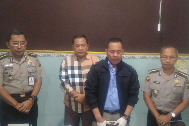 Kapolda Sumsel Irjen Pol Zulkarnain Adinegara (berkemeja biru).