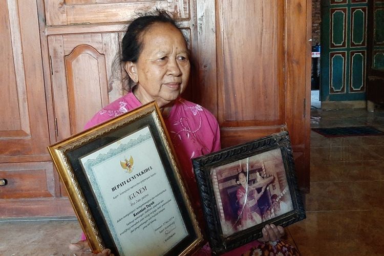 Gunem (64) Seorang Penari Tayub dari Desa Karangsari, kecamatan Semin, Gunungkidul Kamis (19/9/2019)