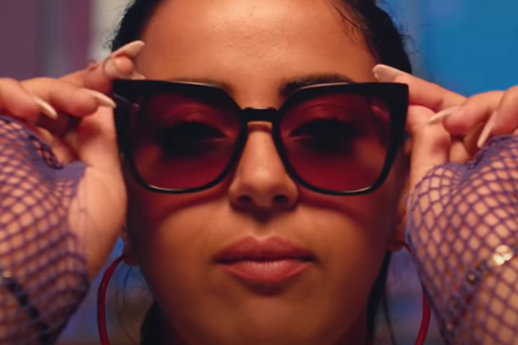 Marwa Loud dalam video klip lagu Bad Boy