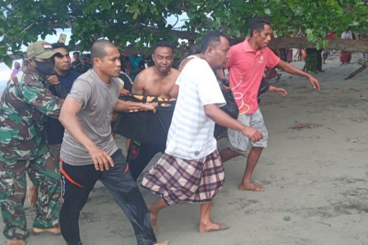 Foto: Tim SAR gabungan sedang mengevakuasi korban yang hilang di Perairan Nangapanda, Kabupaten Ende, NTT, Selasa (3/5/2022).