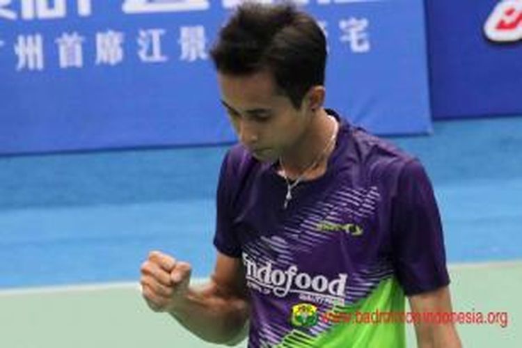 Tunggal putra Indonesia, Dionysius Hayom Rumbaka mengepalkan tangan setelah berhasil mencetak skor saat bertemu Misha Zilberman dari Israel di babak pertama BWF World Championships 2013 di Tian-He Indoor Gymnasium, Guangzhou, China, Senin (5/8/2013).