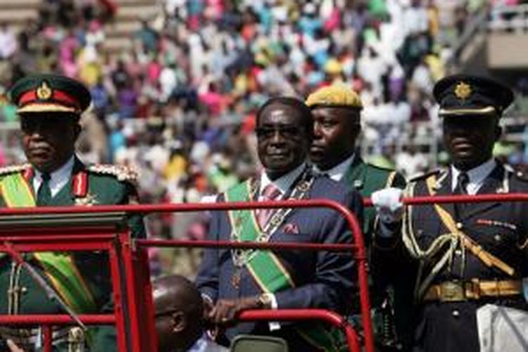 Presiden Robert Mugabe meninjau pasukan dalam upacara Hari Angkatan Bersenjata Zimbabwe pada 13 Agustus lalu. Robert Mugabe, Kamis (22/8/2013), dilantik untuk kelima kalinya menjadi presiden Zimbabwe.