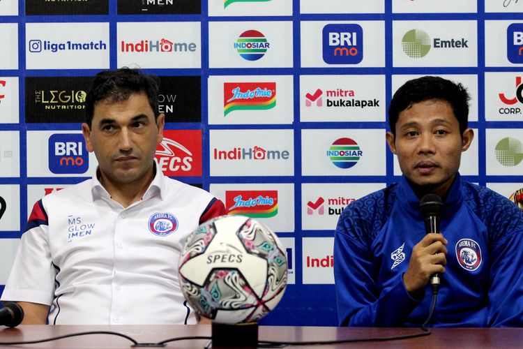 Pelatih Arema FC Ediardo Almeida dan pemain Evan Dimas saat preskon seusai pertandingan pekan 6 Liga 1 2022-2023 melawan RANS Nusantara FC yang berakhir dengan skor 4-2 di Stadion Kanjuruhan Kepanjen, Kabupaten Malang, Rabu (24/8/2022) malam.