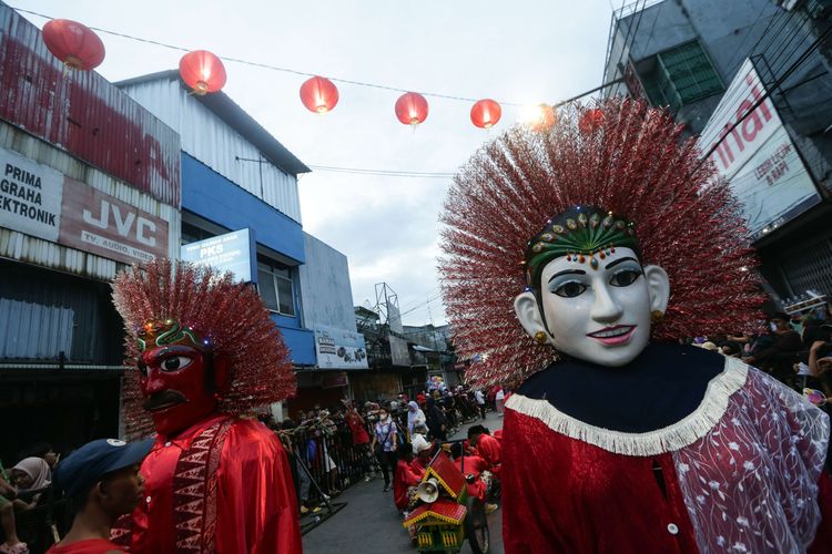 Pawai seni budaya pada perayaan puncak Cap Go Meh Bogor Street Festival (CGM-BSF) 2023 di Jalan Suryakencana, Bogor Tengah, Kota Bogor, Minggu (5/2/2023). Atraksi seni budaya seperti Ogoh-ogoh dari Bali, Kendang Beleq dari Lombok, dan Bouraq dari Cirebon, Ondel-ondel Betawi, Reog Ponorogo, serta belasan pertunjukan dari sanggar kesenian dari Jawa Barat dan sekitarnya memeriahkan acara ini.