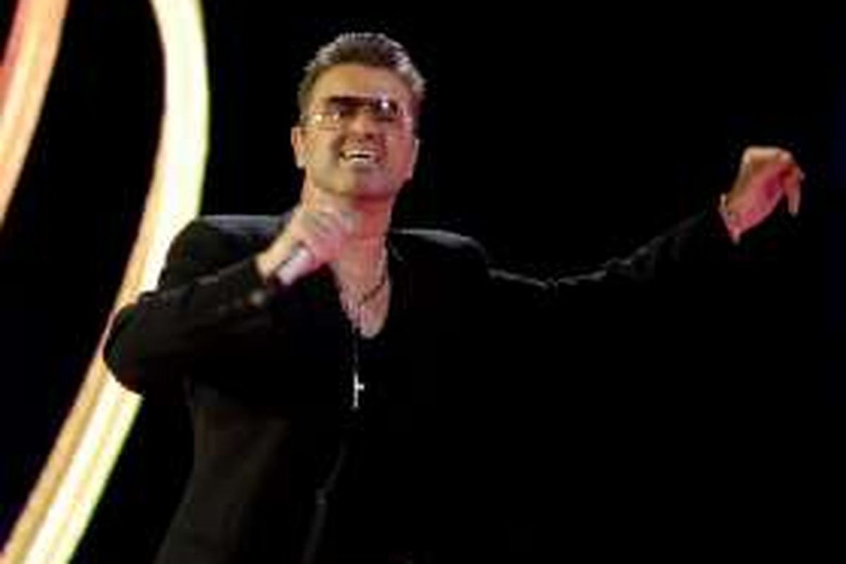 George Michael saat tampil di Bratislava pada 25 Mei 2007. Ia meninggal di usia 53 tahun pada 25 Desember 2016.