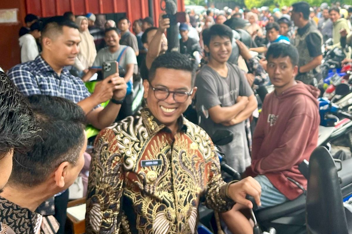 Masyarakat Serbu Samsat di Banten, Andra Soni Minta Petugas Ditambah