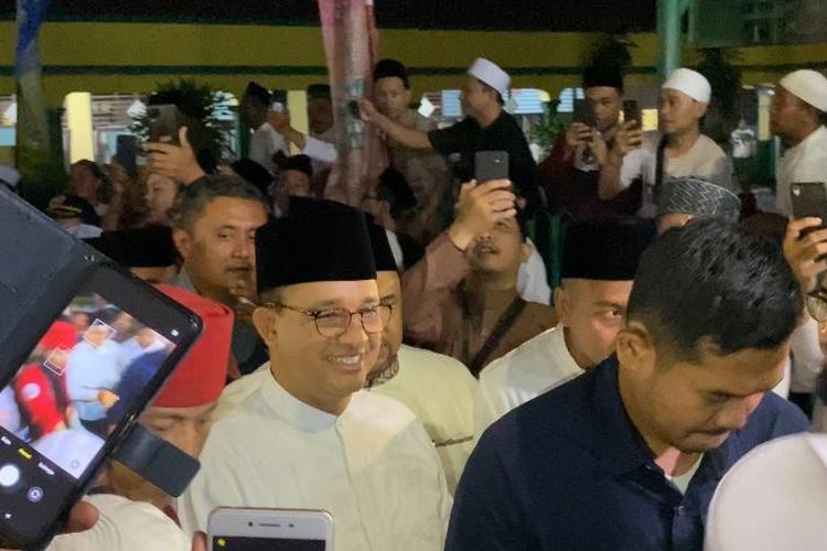 Bakal calon presiden dari Koalisi Perubahan untuk Persatuan (KPP) Anies Baswedan (di sebelah orang berpeci merah) saat menghadiri acara peringatan Maulid Nabi di Cilandak, Jakarta Selatan, Selasa (17/10/2023) petang.