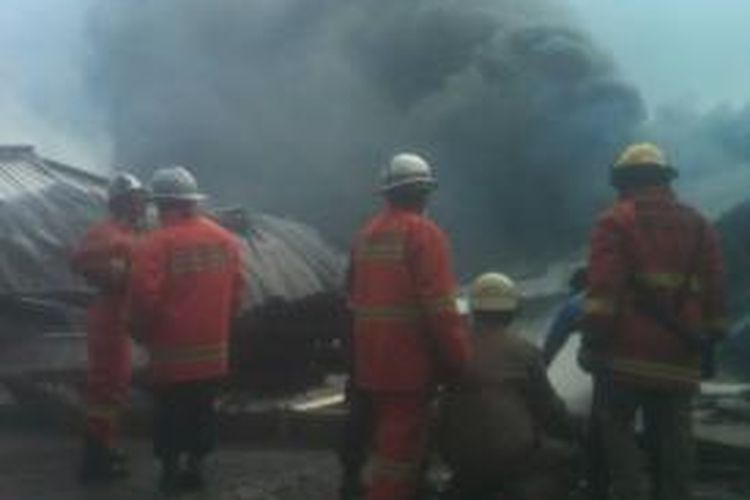 Petugas pemadam kebakaran saat memadamkan api yang membakar pabrik busa di Bandung, Jumat (6/9/2013).