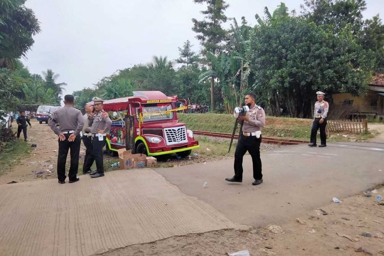 Polda Banten bersama Polres Serang melakukan olah TKP di lokasi kecelakaan mobil odong-odong dengan kereta api di Desa Silebu, Kecamatan Kragilan, Kabupaten Serang