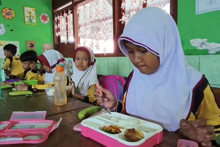 NIKMATI MBG—Salah satu siswa TK di Kecamatan Paron menikmat makanan bergizi gratis, Senin (25/6/2025). Namun baru dua hari berjalan, distribusi makanan bergizi gratis bagi 2.932 siswa di 47 lembaga mulai dari Paud, TK, SD dan SMP di Kecamatan Paron, Kabupaten Ngawi, Jawa Timur dihentikan, Rabu (27/8/2025).