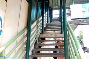 Tangga JPO Kyai Maja Jaksel Dipreteli hingga Bolong, 20 Pelat Baja Hilang