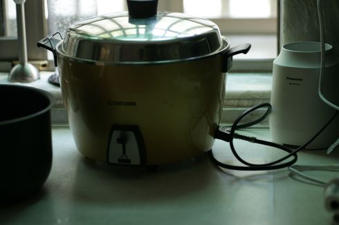 Jangan Digosok Spons Kasar, Bersihkan Rice Cooker Menggunakan Spatula