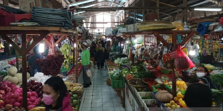 Suasana Pasar Gembrong sektor los pangan yang tetap buka tanpa menaati aturan ganjil genap kios yang dikeluarkan oleh Perumda Pasar Jaya, Kamis (18/6/2020). 

