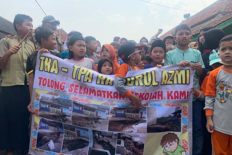 Puluhan siswa-siswi di Bandung Barat geruduk kantor desa minta sekolahnya dioerbaiki, Jumat (10/6/2022).