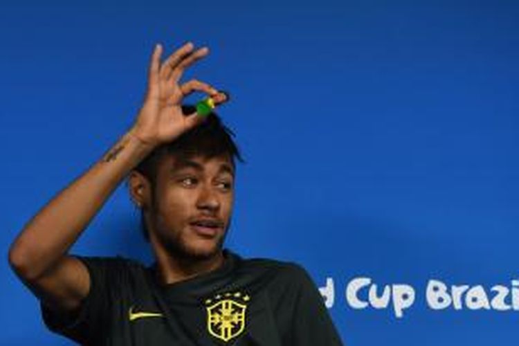 Striker Brasil, Neymar, memberi tanggapan kepada para wartawan dalam jumpa pers di Sao Paulo, Brasil, pada 11 Juni 2014, menjelang laga perdana tuan rumah melawan Kroasia, Kamis (12/6).