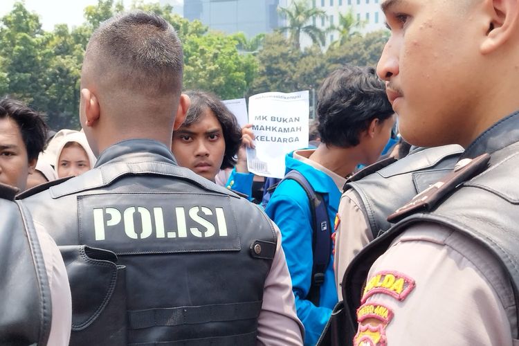 Aksi unjuk rasa menolak gugatan batas usia capres/cawapres di Patung Kuda Monas, Jakarta Pusat, Senin (16/10/2023).