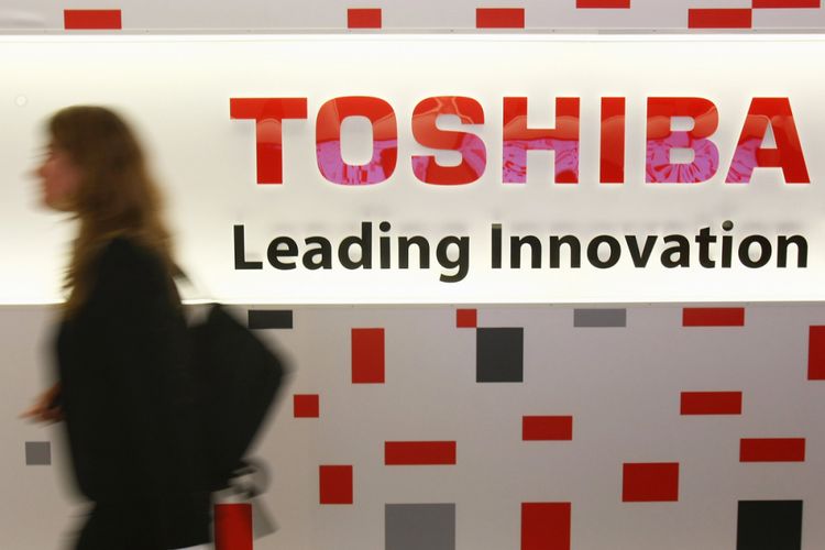 Pengunjung melewati stand Toshiba di ajang pameran elektronik IFA di Berlin.