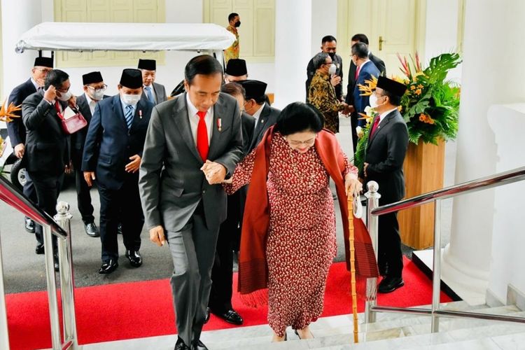 Presiden Joko Widodo menuntun Ketua Umum PDI-P memasuki Istana Negara, Rabu (15/6/2022).