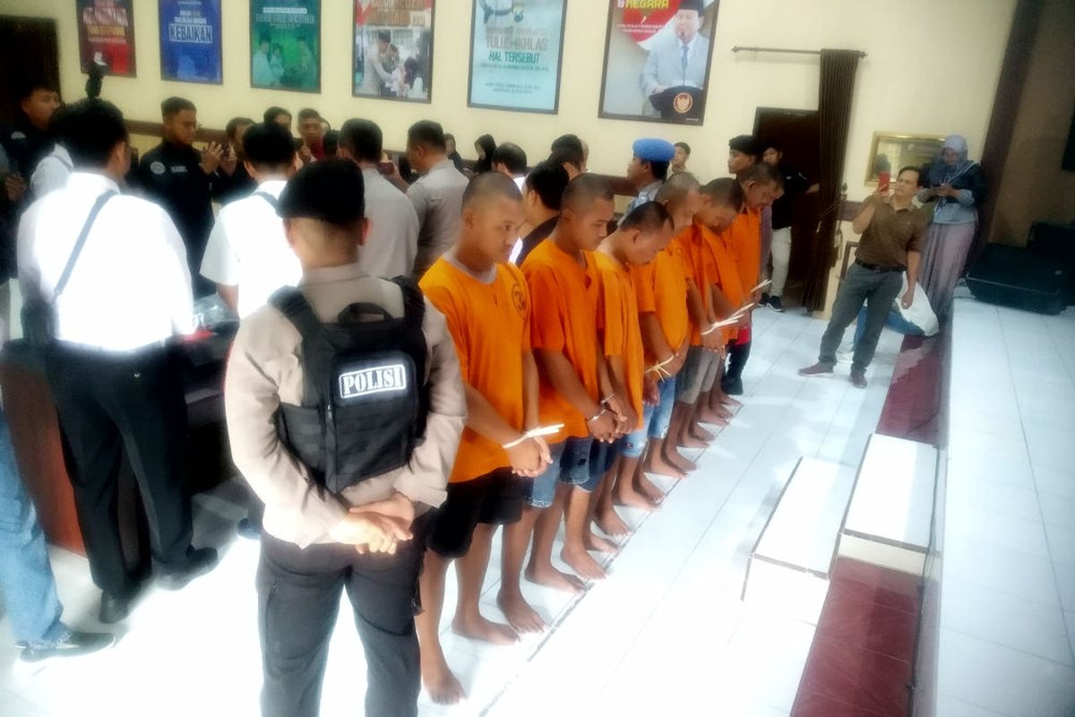 Sejumlah pelaku tindak pidana penganiayaan, pengeroyokan dan pengancaman dihadirkan pada konferensi pers hasil ungkap Operasi Pekat Semeru 2025 di Mapolres Blitar Kota, Senin (19/5/2025)