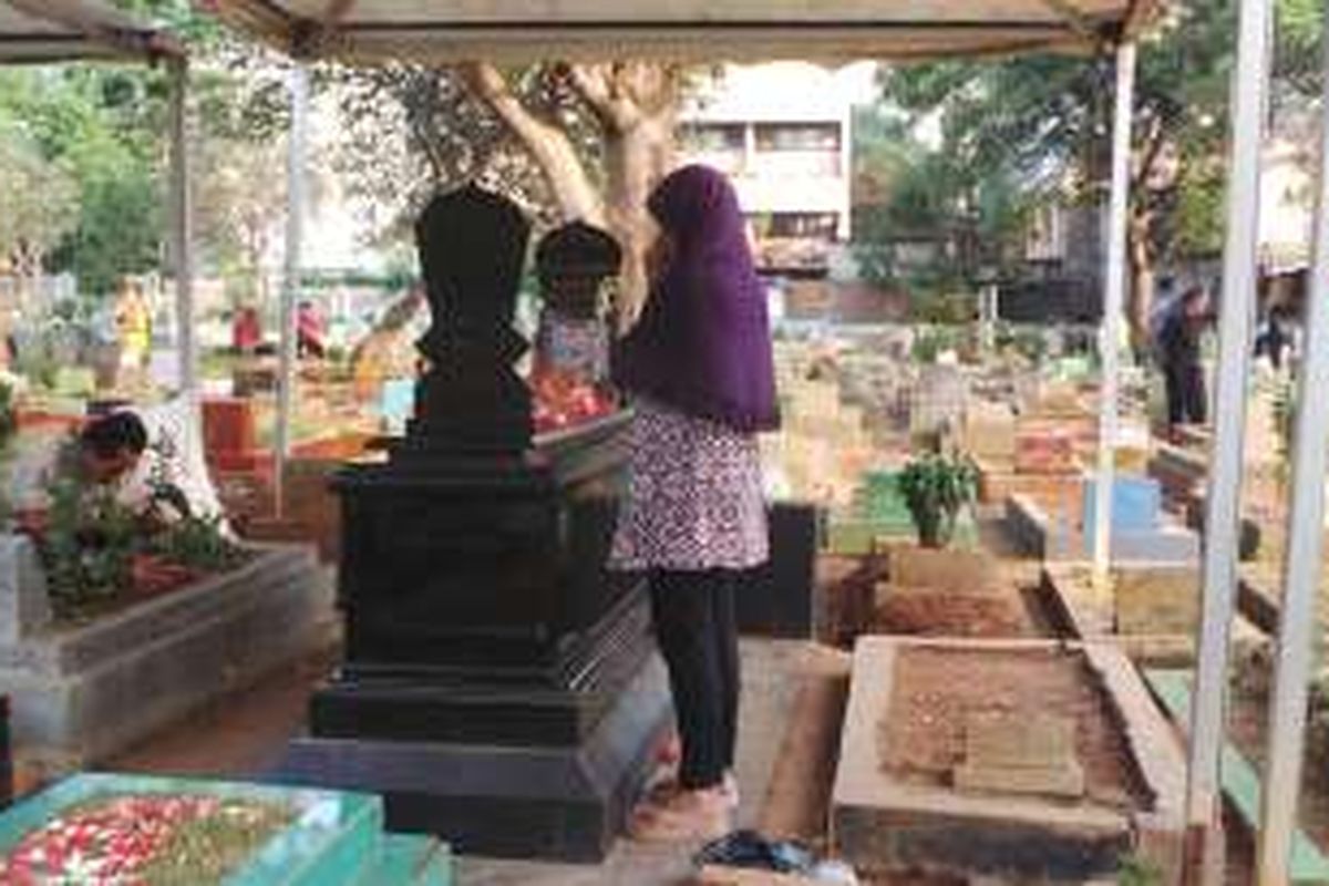 Peziarah sambangi makam Ustadz Jefri Al Buchori jelang Ramadhan, Minggu (5/6/2016).