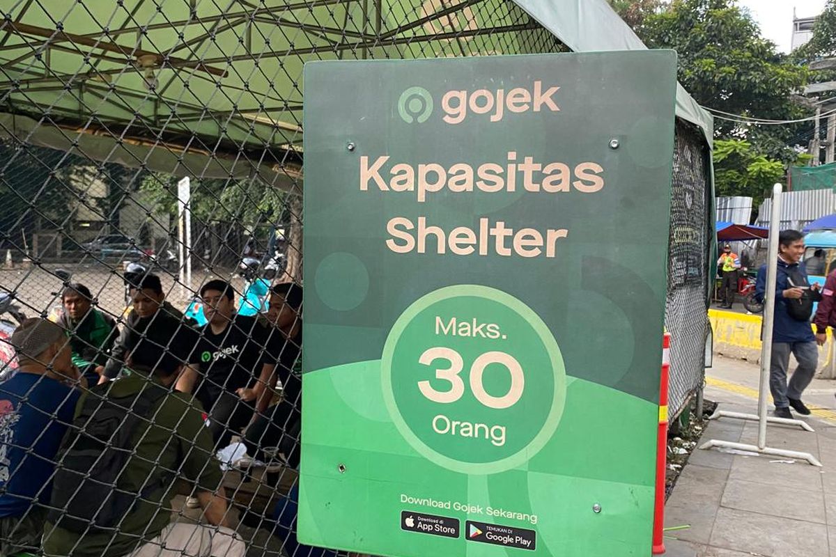 Shelter Gojek di Stasiun Tanah Abang, Jakarta Pusat, Jumat (13/1/2023). Para pengemudi biasanya menunggu penumpang di shelter yang tak jauh dari stasiun itu.  