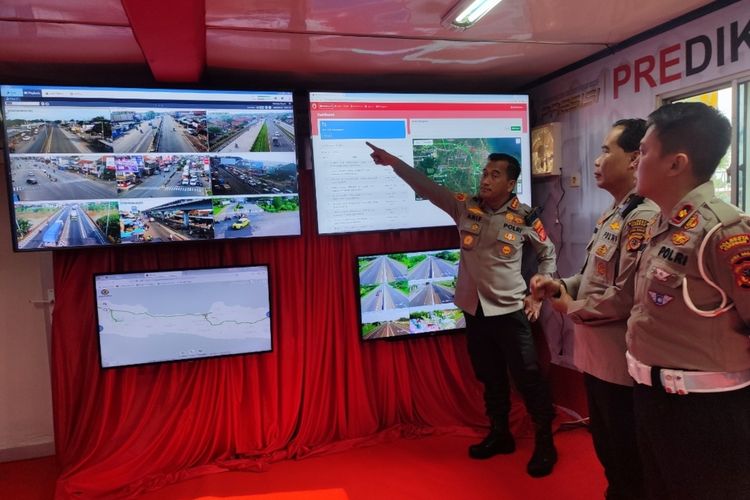 Kapolresta Cirebon Kombes Pol Arif Budiman menunjukkan aplikasi Elang Sangkan di Ruang Taktis, Pos Pemantauan Gerbang Palimanan Tol Cipali, Kecamatan Palimanan, Kabupaten Cirebon, Jabar, Selasa (11/4/2023). Aplikasi Elang Sangkan akan memantau pergerakan kendaraan di 74 titik arus mudik.