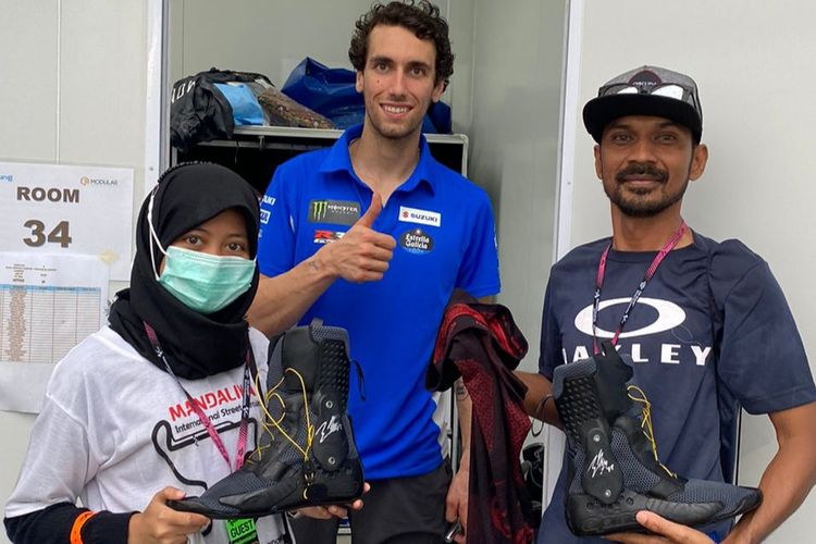 Nunik, warga Bandung, yang dihadiahi sepatu oleh pebalap MotoGP Alex Rins di Sirkuit Internasional Mandalika, Lombok Tengah, Nusa Tenggara Barat, Minggu (20/3/2022).