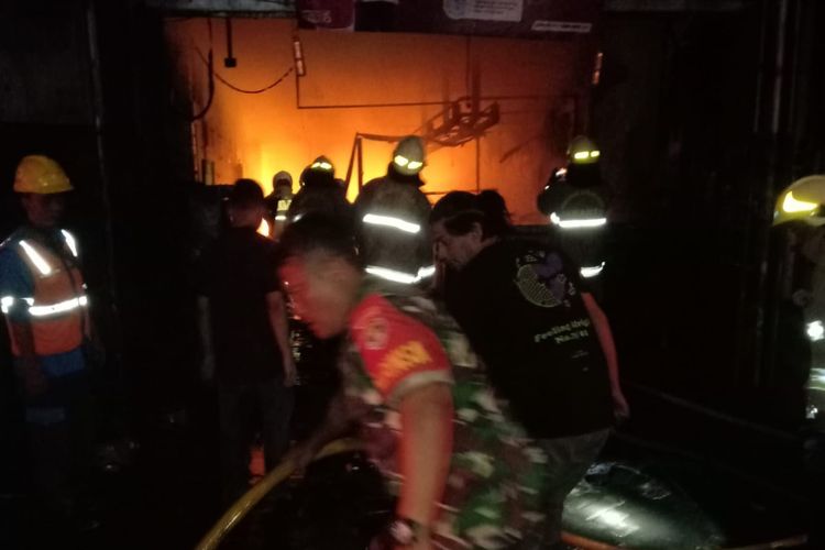 Sebuah bengkel di Jalan Assirot, Sukabumi Selatan, Kebon Jeruk, Jakarta Barat, terbakar pada Senin (8/8/2022) malam.