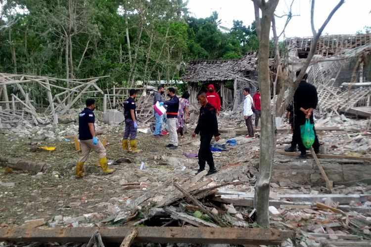 Tim Labfor Polda Jatim melakukan observasi di reruntuhan rumah warga Desa Karangbendo, Kecamatan Ponggok, Kabupaten Blitar yang hancur akibat ledakan diduga berasal dari bubuk peledak petasan, Senin (20/2/2023)