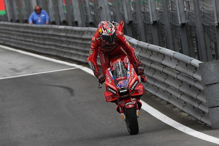 Jack Miller saat berlaga pada MotoGP Austria 2022. (Photo by VLADIMIR SIMICEK / AFP)