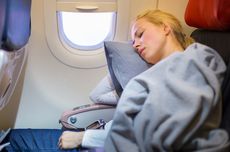 8 Tips Tidur di Pesawat agar Nyaman dan Nyenyak, Sedia Penutup Mata